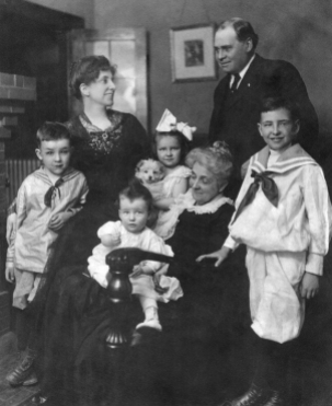 Elizabeth and Eugene Glenn, with their children, from left, Marion, William, Ann, and Eugene Glenn Jr., with Annette Lumpkin, in Asheville, North Carolina, c. 1916. Courtesy of Katherine Glenn Kent.